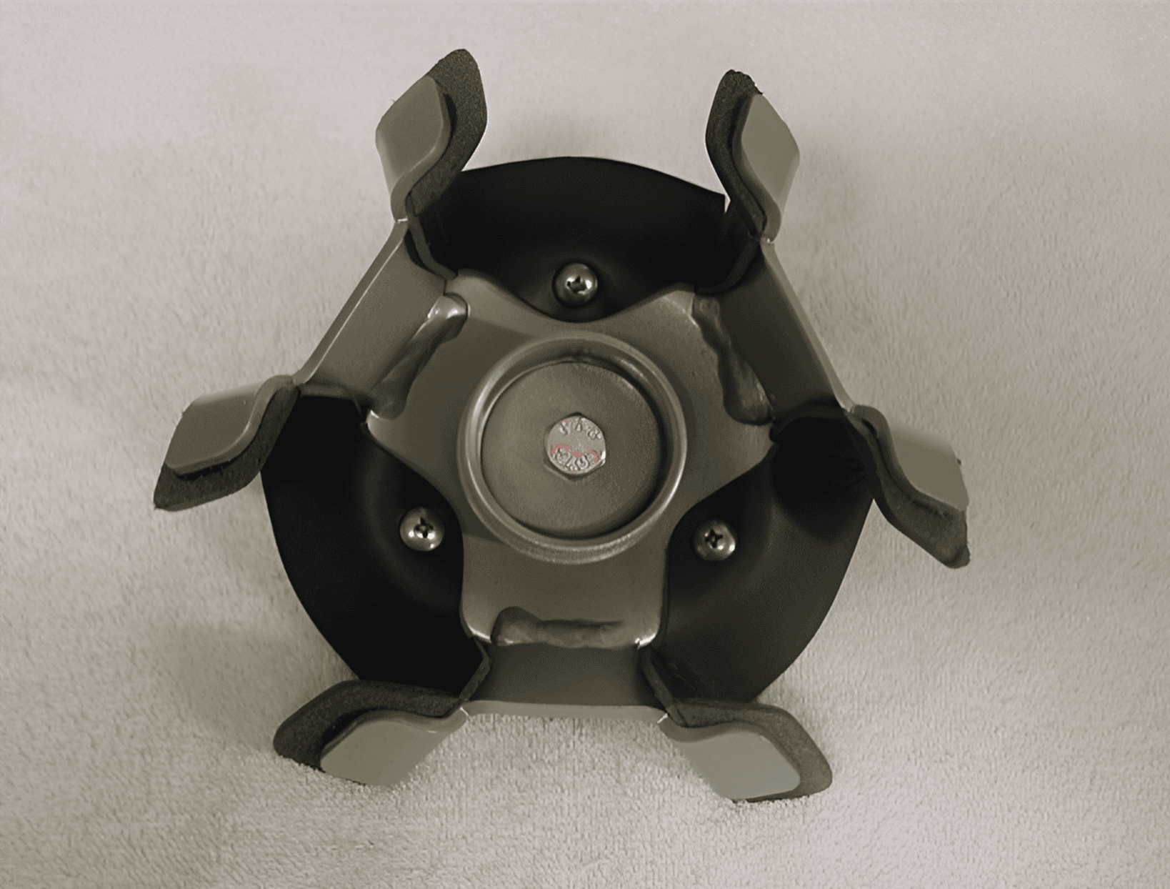Four-pronged metal hub with rubber-tipped arms